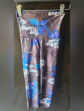Emily Hsu Designs Blue Floral Capri Leggings